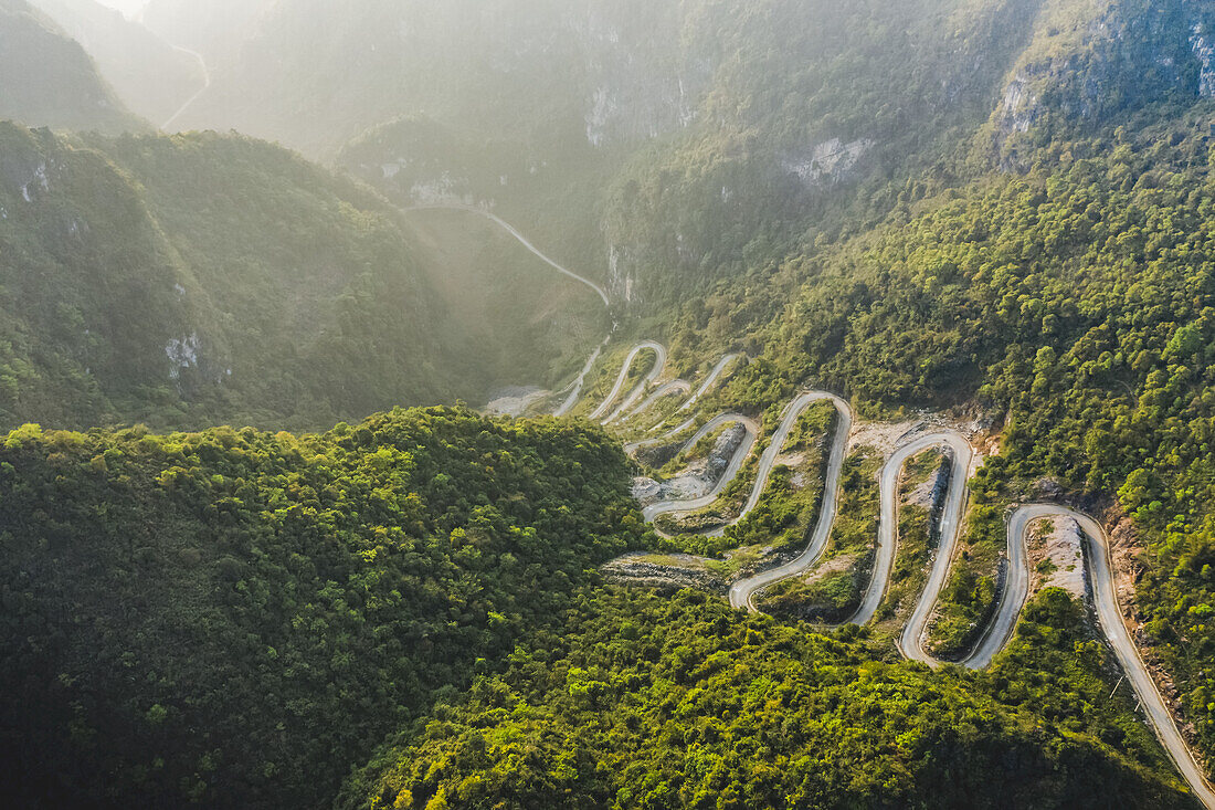 Extrem kurvenreiche Straße mit scharfen Serpentinen, die durch einen Bergpass führt; Bao Lac District, Cao Bang, Vietnam