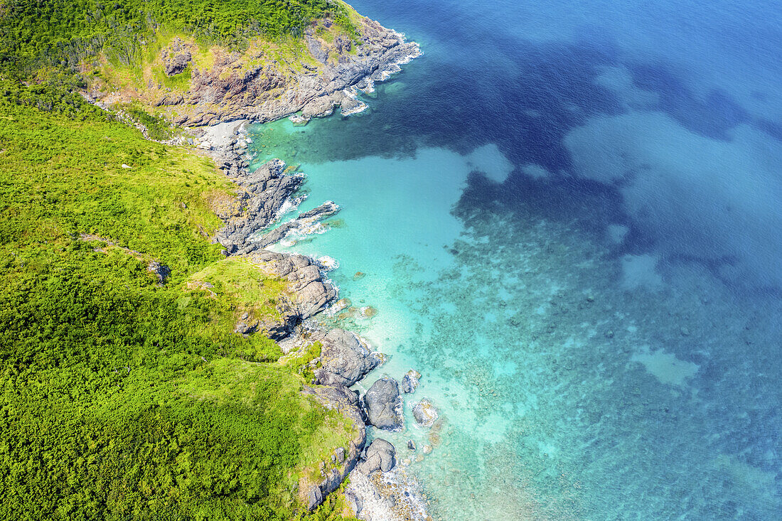 Drohnenansicht von Ninh Van entlang der Küste; Ninh Van, Provinz Khanh Hoa, Vietnam