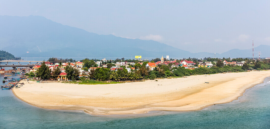 Strand und Hafen von Lang Co an der Küste Vietnams; Lang Co, Provinz Thura Thien-Hue, Vietnam