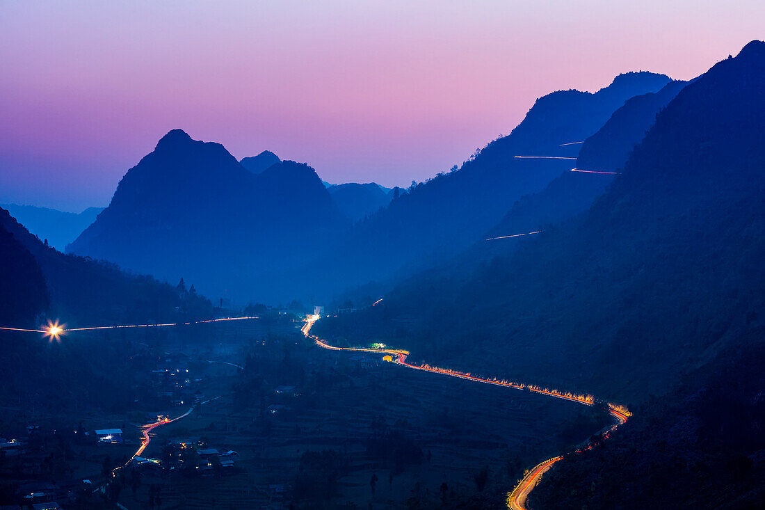 Nächtliche Lichter auf den Bergstraßen von Ha Giang; Provinz Ha Giang, Vietnam