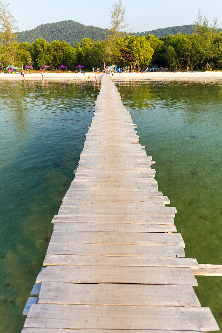 Long wooden dock leading out to the … – License image – 13777005 lookphotos