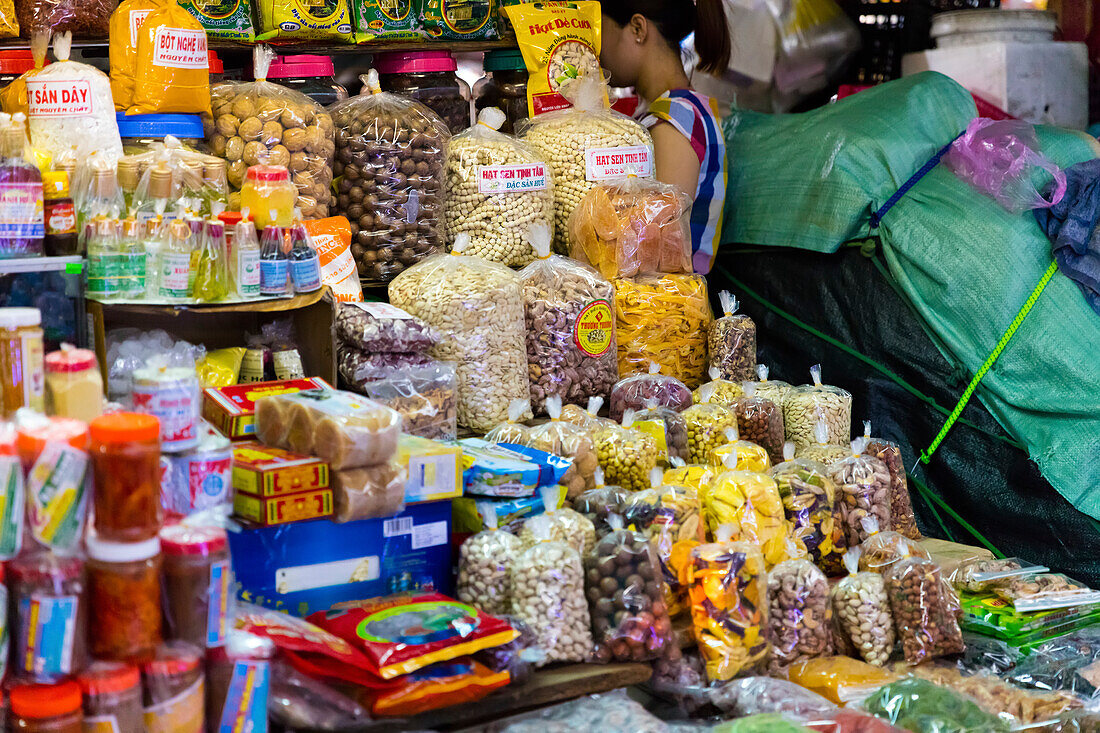 Verpackte Lebensmittel auf dem Hue-Markt; Hue, Thua Thien-Hue Provinz, Vietnam