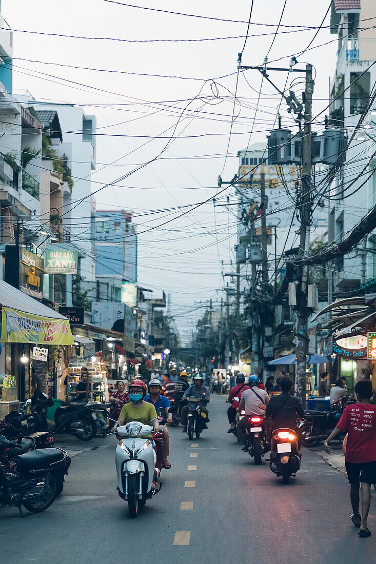 Belebte Straße mit Motorrädern und Fußgängern; Ho-Chi-Minh-Stadt, Vietnam