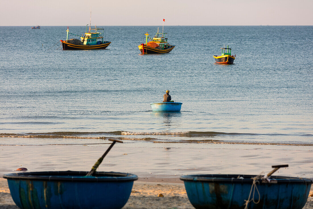 Fischer im Fischkutter; Ke Ga, Provinz Binh Thuan, Vietnam