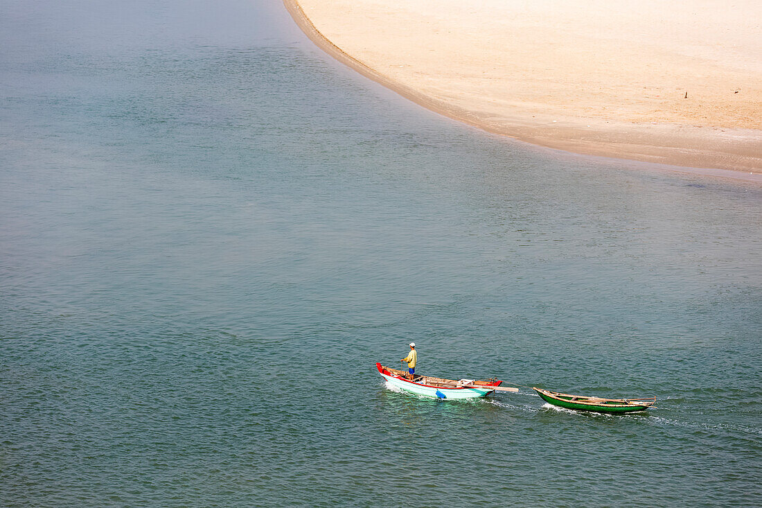 Fischer in einem Boot am Strand; Lang Co, Thua Thien-Hue Provinz, Vietnam