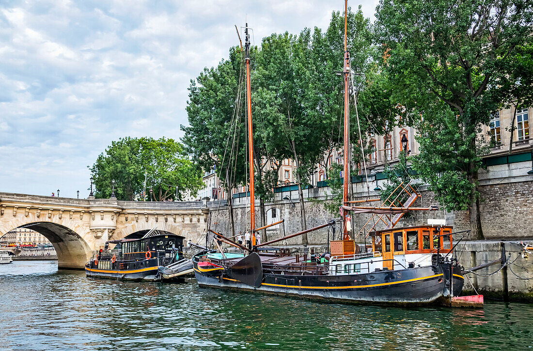 Boote auf der Seine; Paris, Frankreich