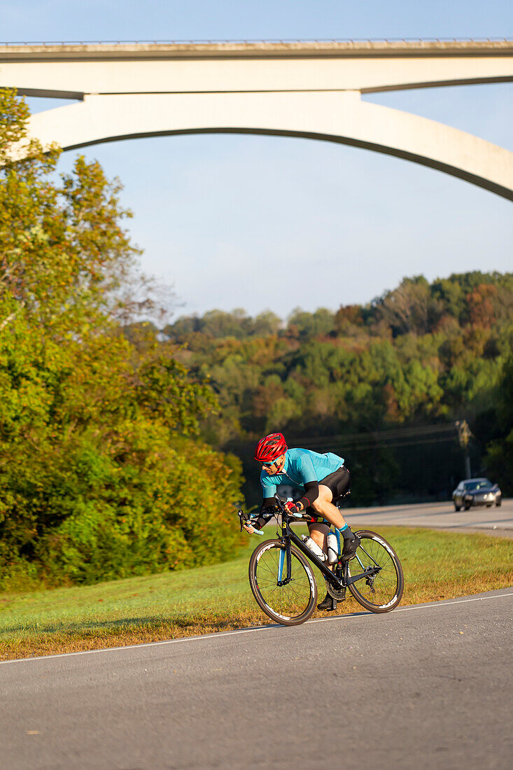 Radfahrer in der Nähe der Trace-Nachez-Brücke; Franklin, Tennessee, Vereinigte Staaten von Amerika