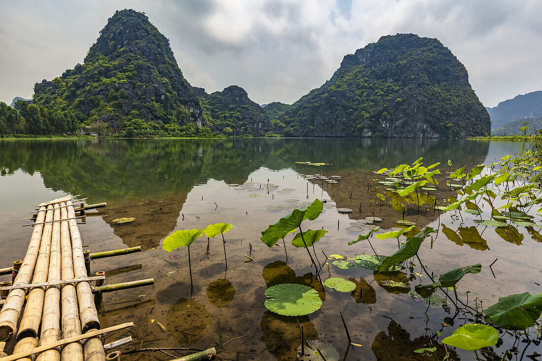 Ninh Binh-Landschaft mit Berg und Wasser; Ninh Binh-Provinz, Vietnam