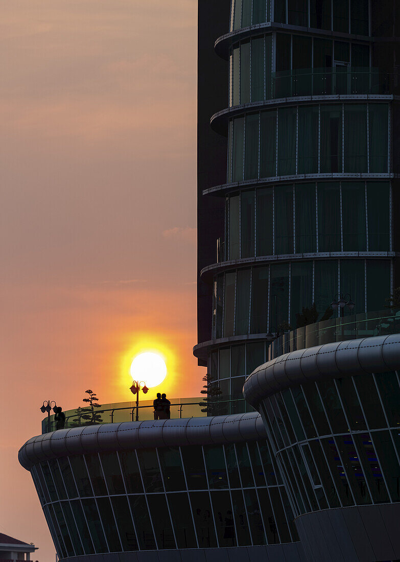 Blick auf den Sonnenuntergang von der Aussichtsplattform eines modernen Gebäudes; Can Tho, Vietnam