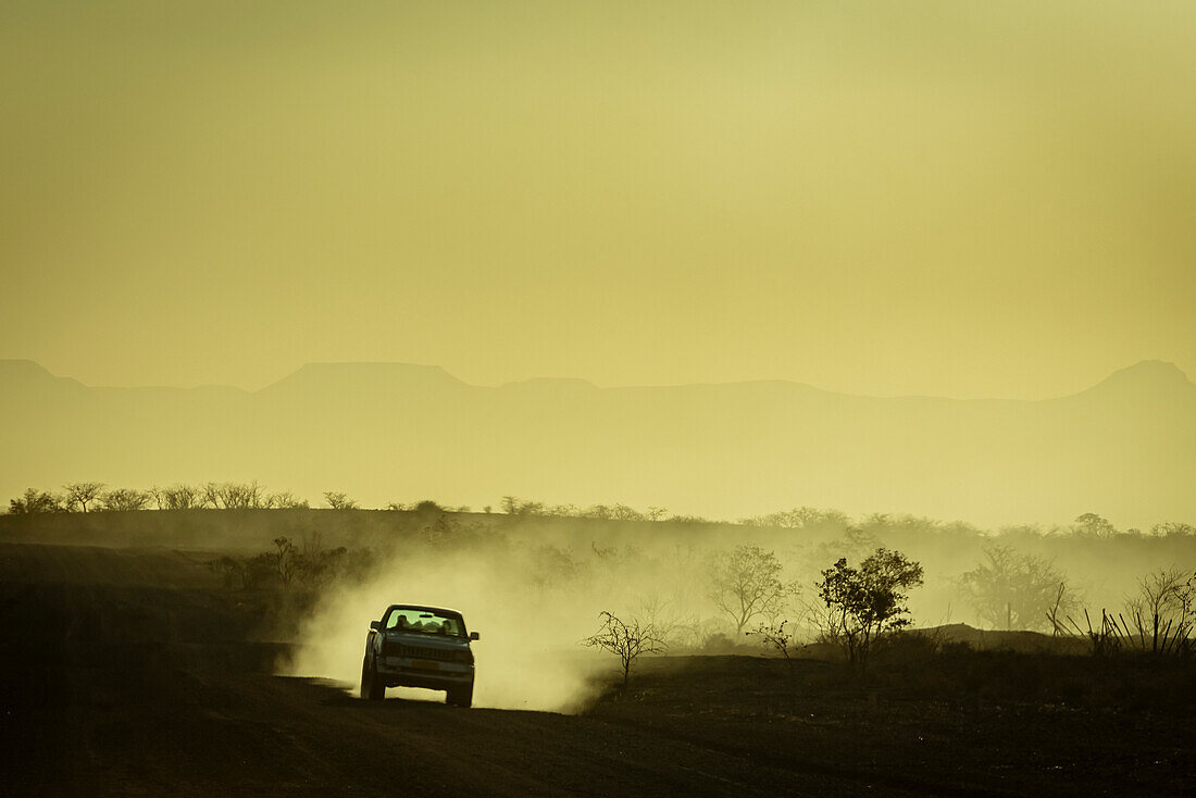 Autofahrt bei Sonnenuntergang, Damaraland; Kunene Region, Namibia