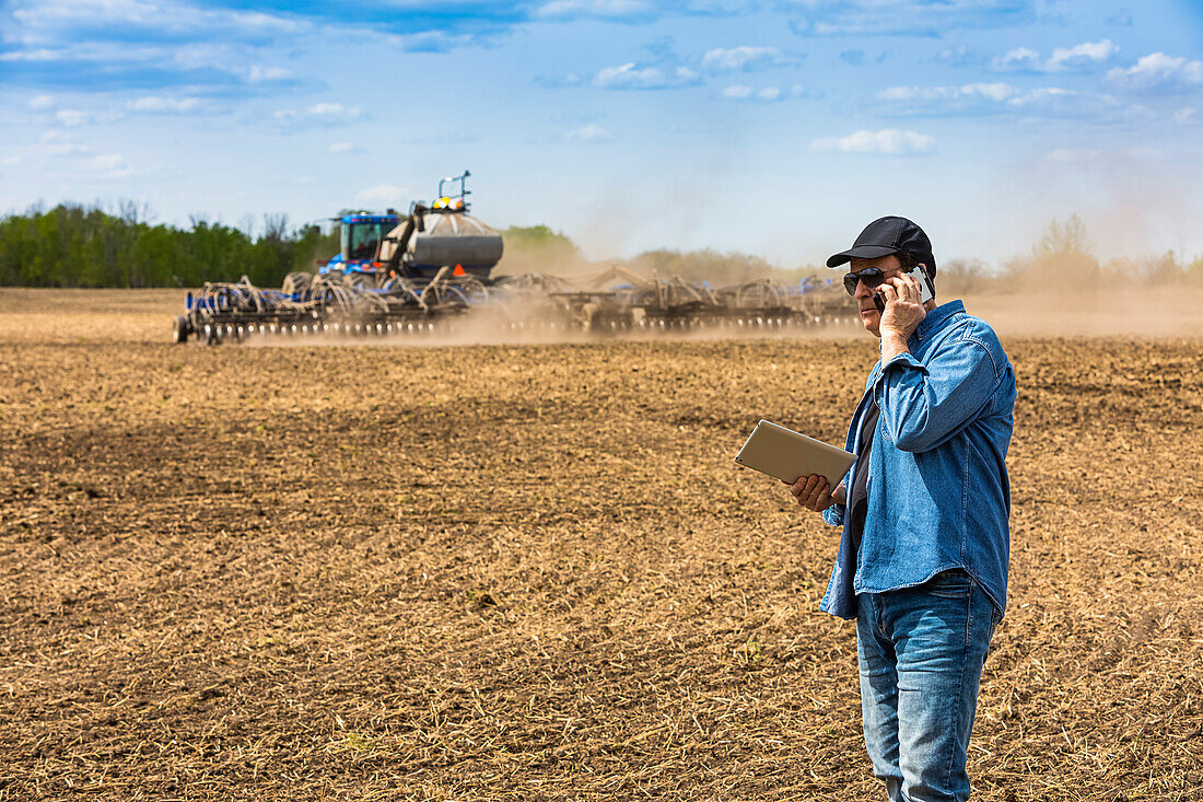 Farmer using a smart phone and tablet … – Buy image – 13777133 ❘  seasons.agency