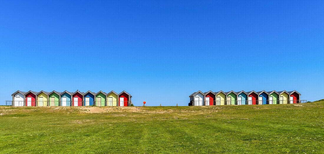 Bunt bemalte Strukturen, die als Umkleidekabinen am Strand an der Küste genutzt werden; Blyth, Northumberland, England