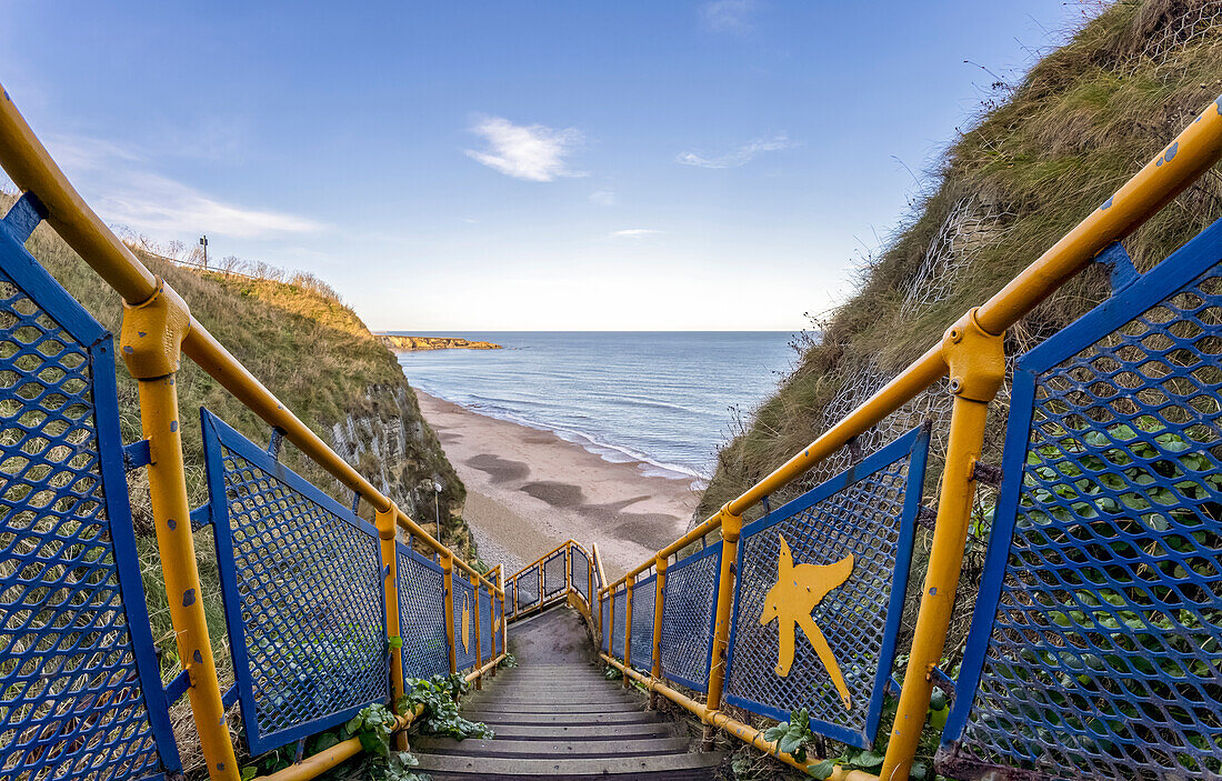 Eine Treppe mit buntem Geländer führt hinunter zum Strand, Marsden Bay; South Shields, Tyne and Wear, England