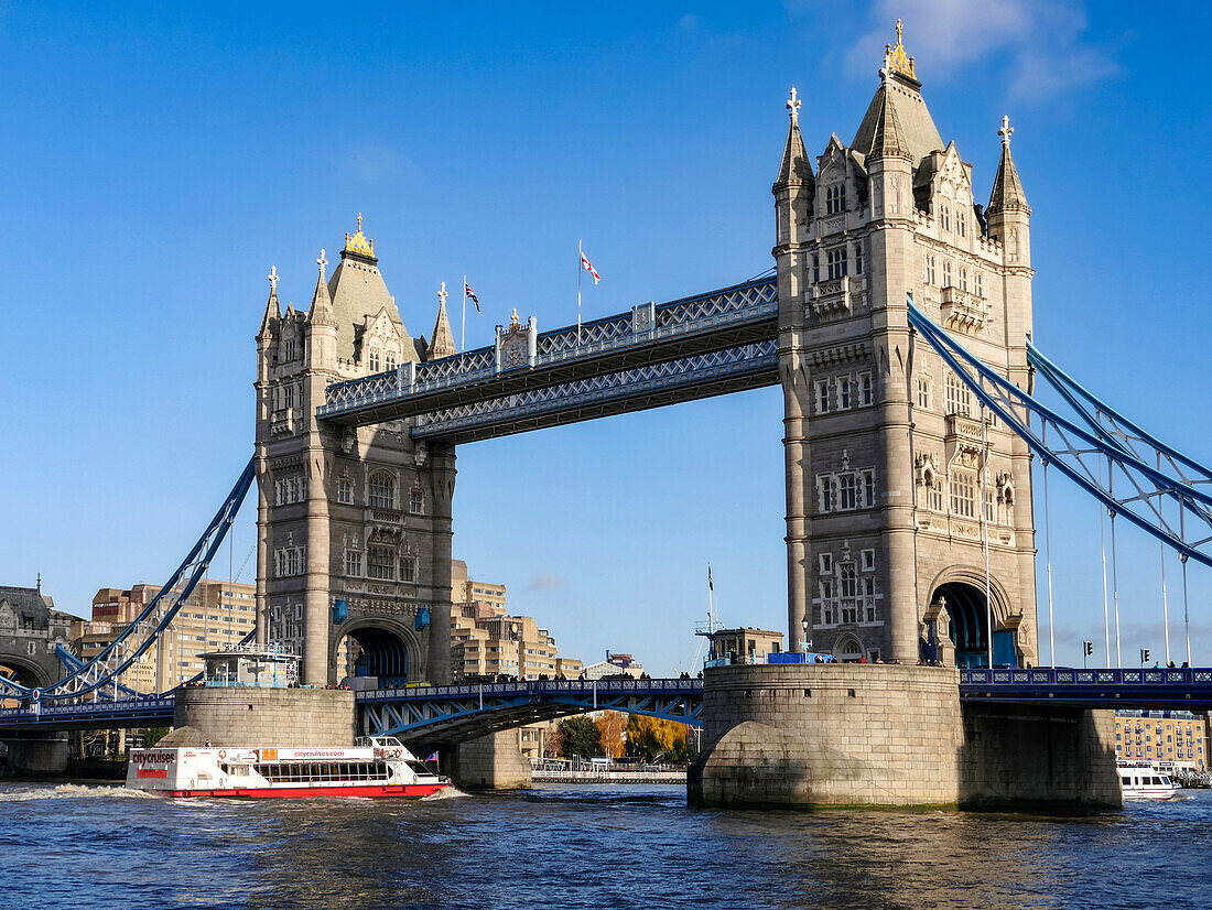 Tower Bridge und Ausflugsboot auf der Themse; London, England