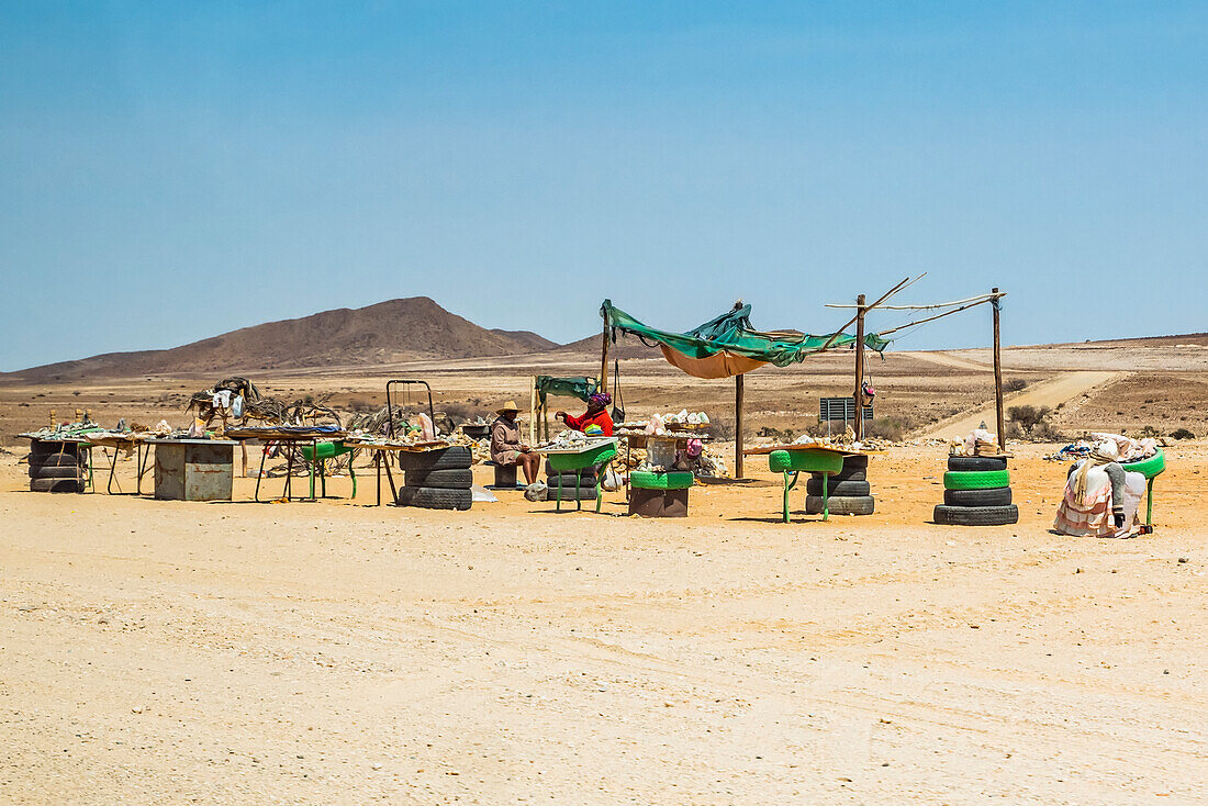 Felsen und Kunsthandwerk zum Verkauf auf der Straße zur Skelettküste durch das Tsiseb-Schutzgebiet; Namibia