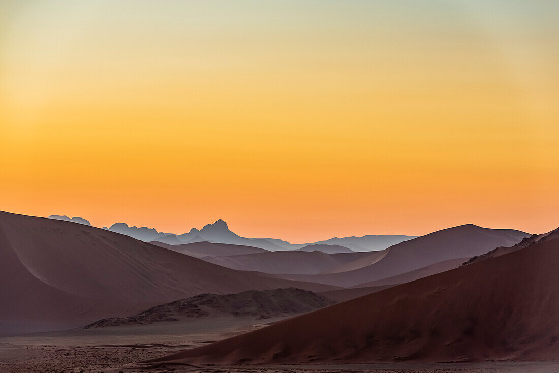 Blick von der Düne 45, Sossusvlei, Namib-Wüste, Namib-Naukluft-Nationalpark; Namibia