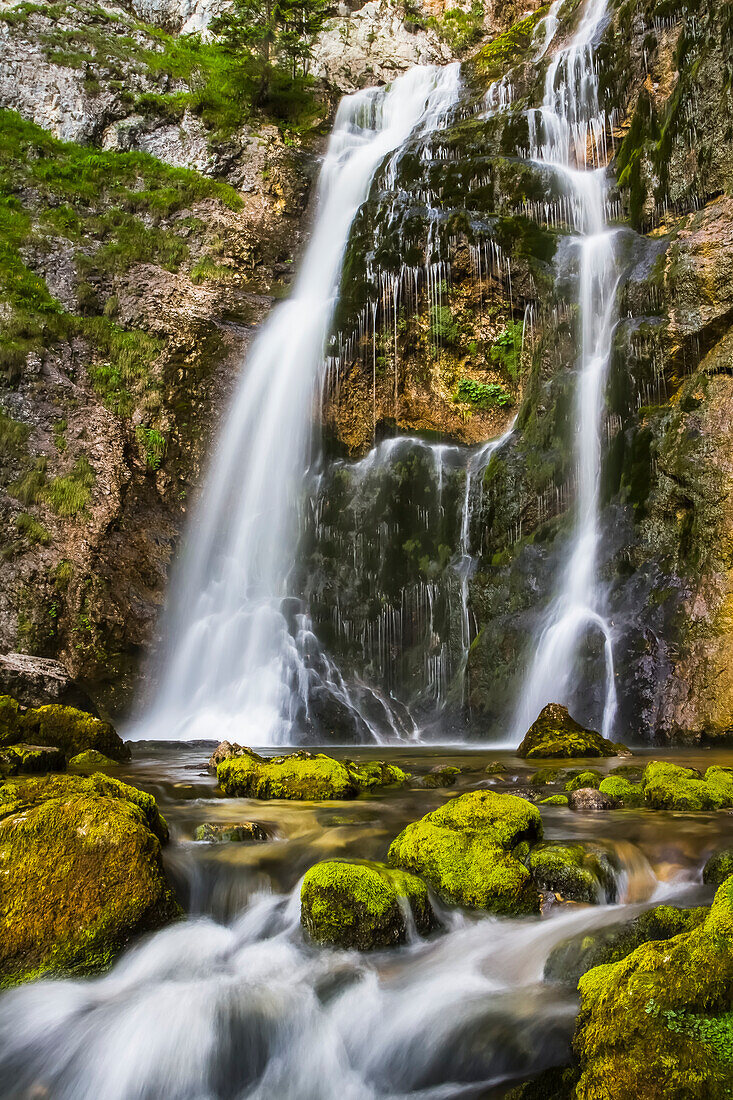 Kaskaden des Wasserlochklamm-Wasserfalls in den österreichischen Alpen, Langzeitbelichtung; Wasserlochklamm, Landl, Österreich
