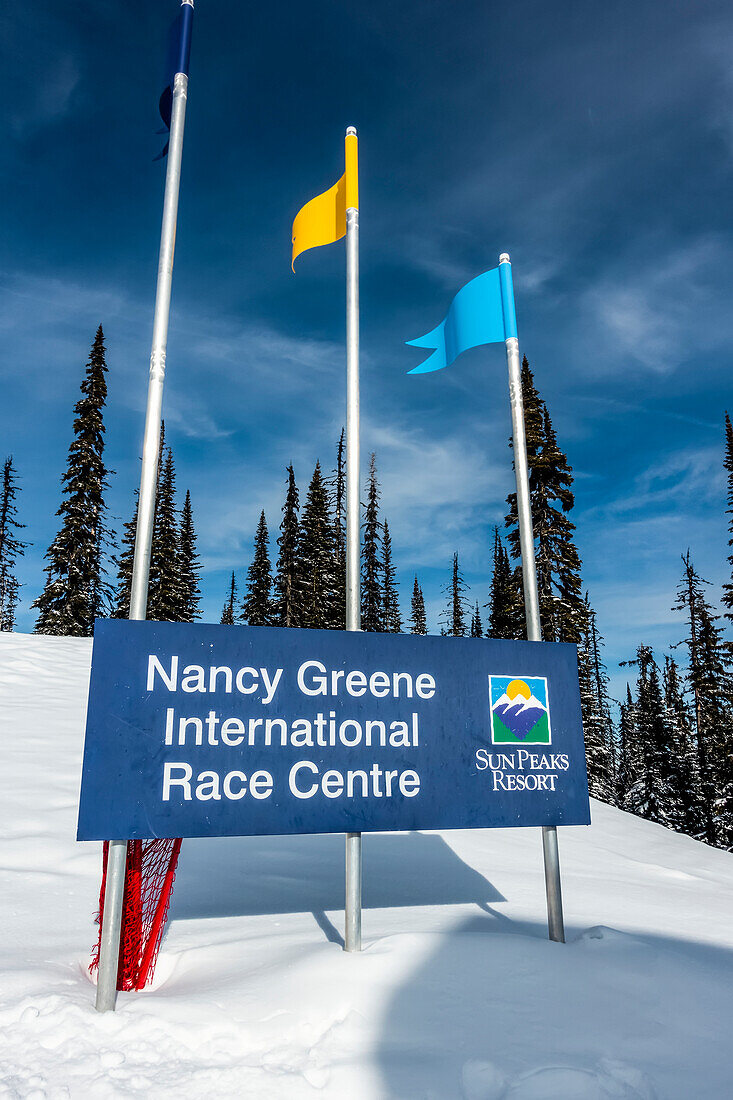 Schild am Nancy Greene International Race Centre, Sun Peaks Resort; Sun Peaks, British Columbia, Kanada