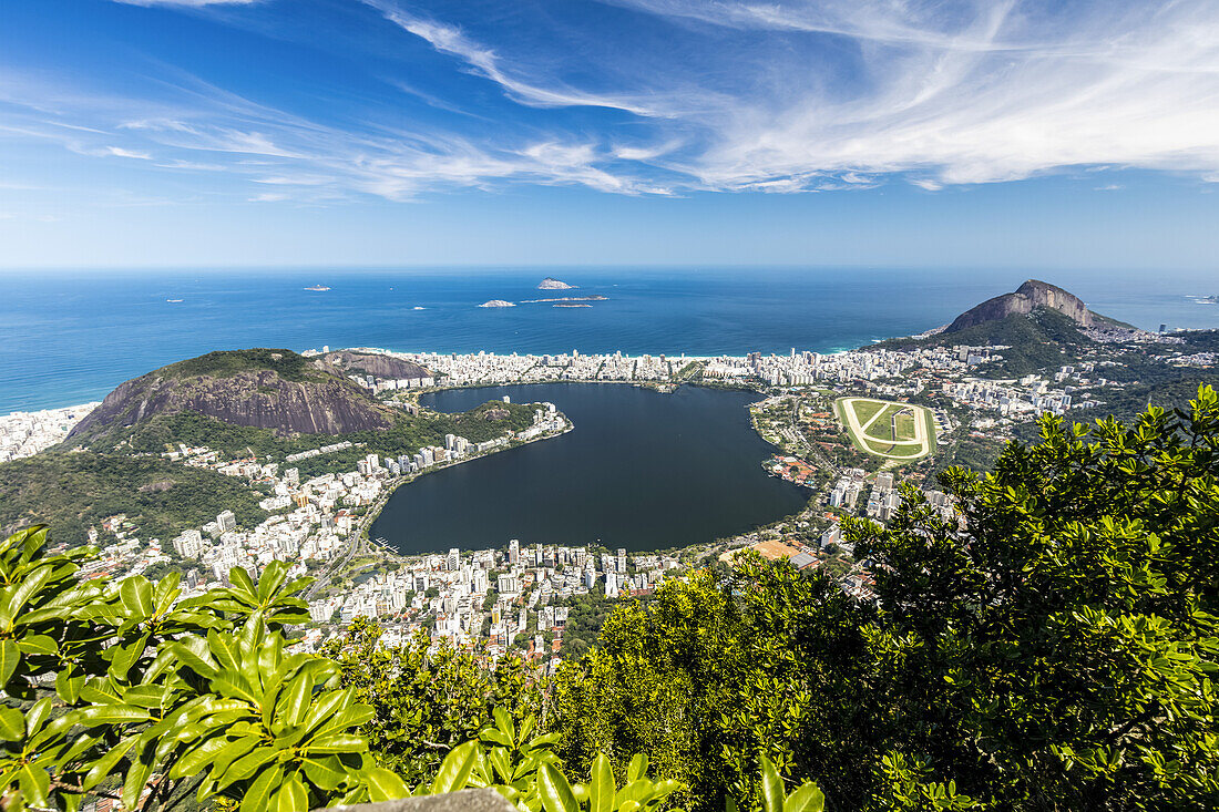 Ein Blick auf die Küste und die Lagune von Rio de Janeiro, einem UNESO-Weltkulturerbe; Rio de Janeiro, Rio de Janeiro, Brasilien