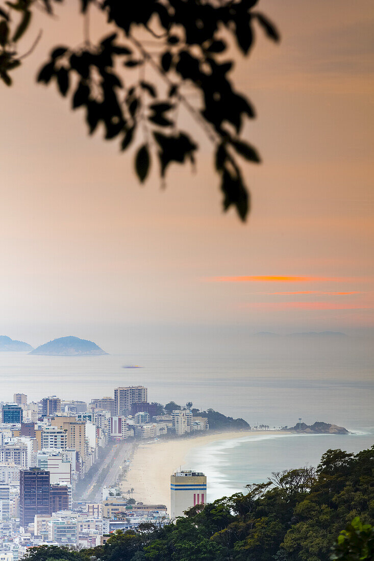 Sonnenaufgang über Rio de Janeiro von der Rocinha Favela aus gesehen; Rio de Janeiro, Rio de Janeiro, Brasilien