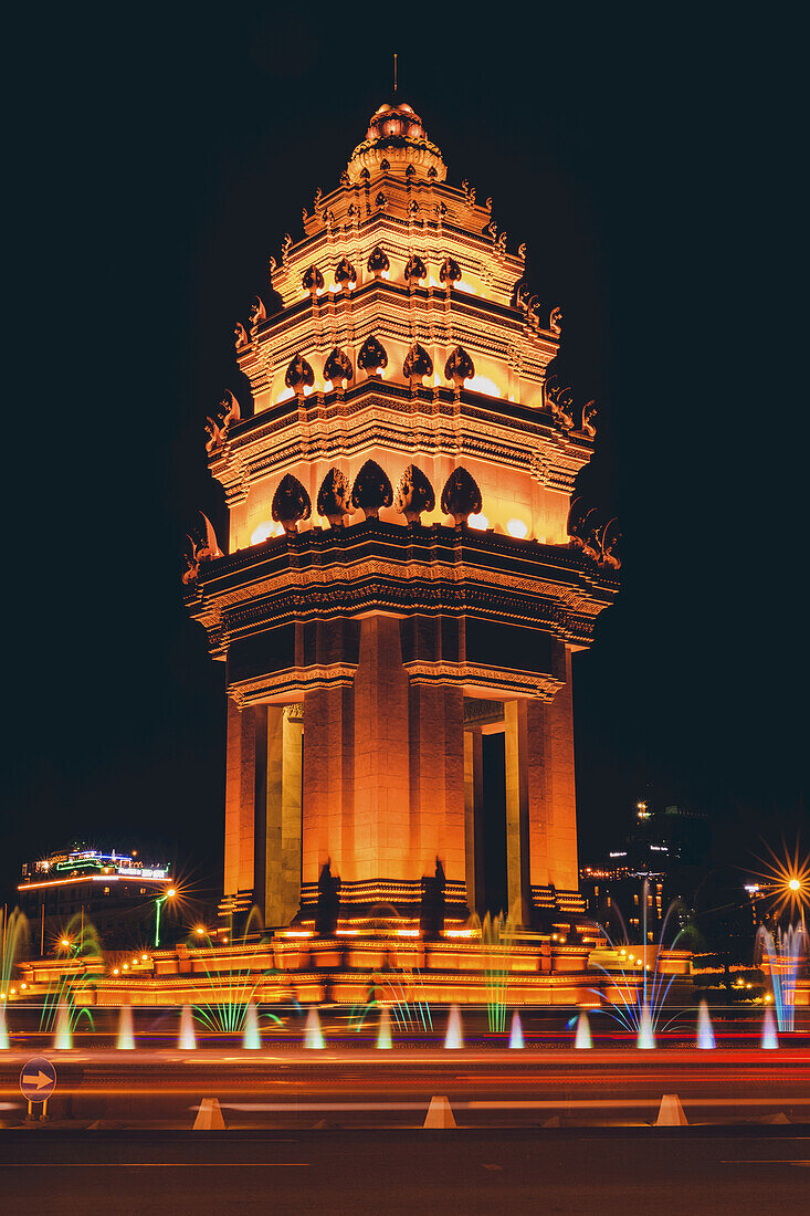 Unabhängigkeitsdenkmal in Phnom Penh bei Nacht; Phnom Penh, Phnom Penh, Kambodscha