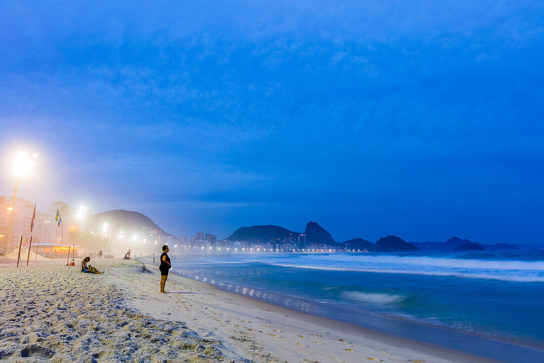 Sonnenuntergang am Copacabana-Strand; Rio de Janeiro, Rio de Janeiro, Brasilien