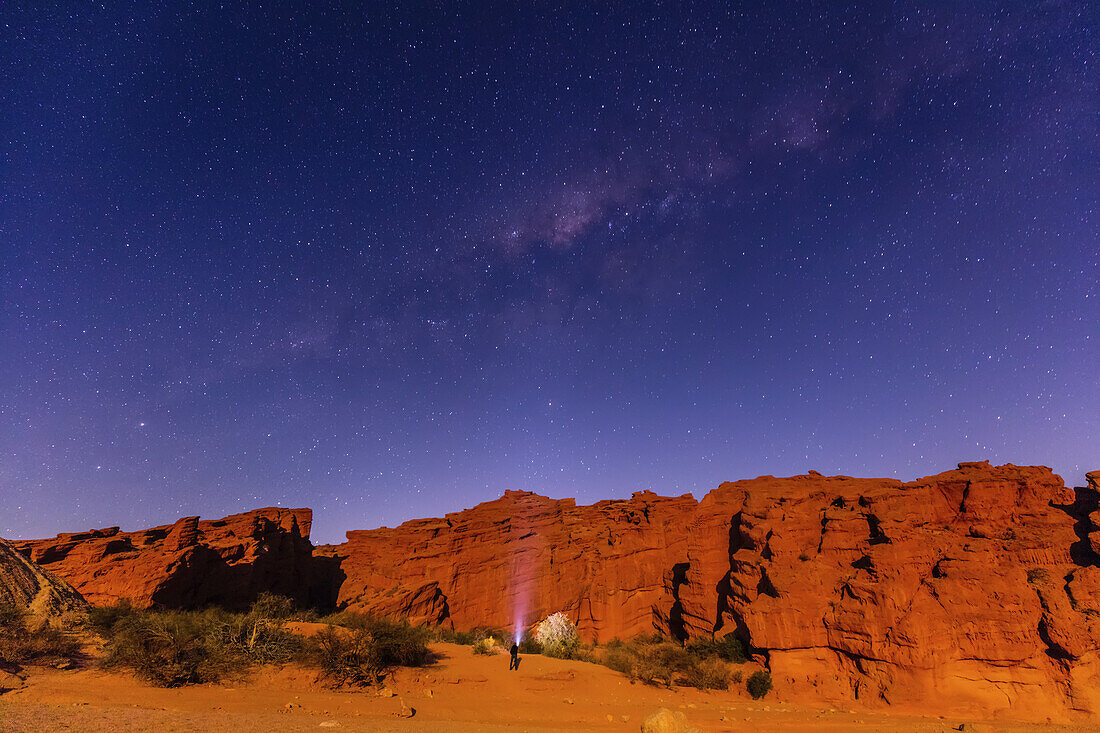 Milchstraße über einer Felsformation; Tres Cruces, Provinz Jujuy, Argentinien