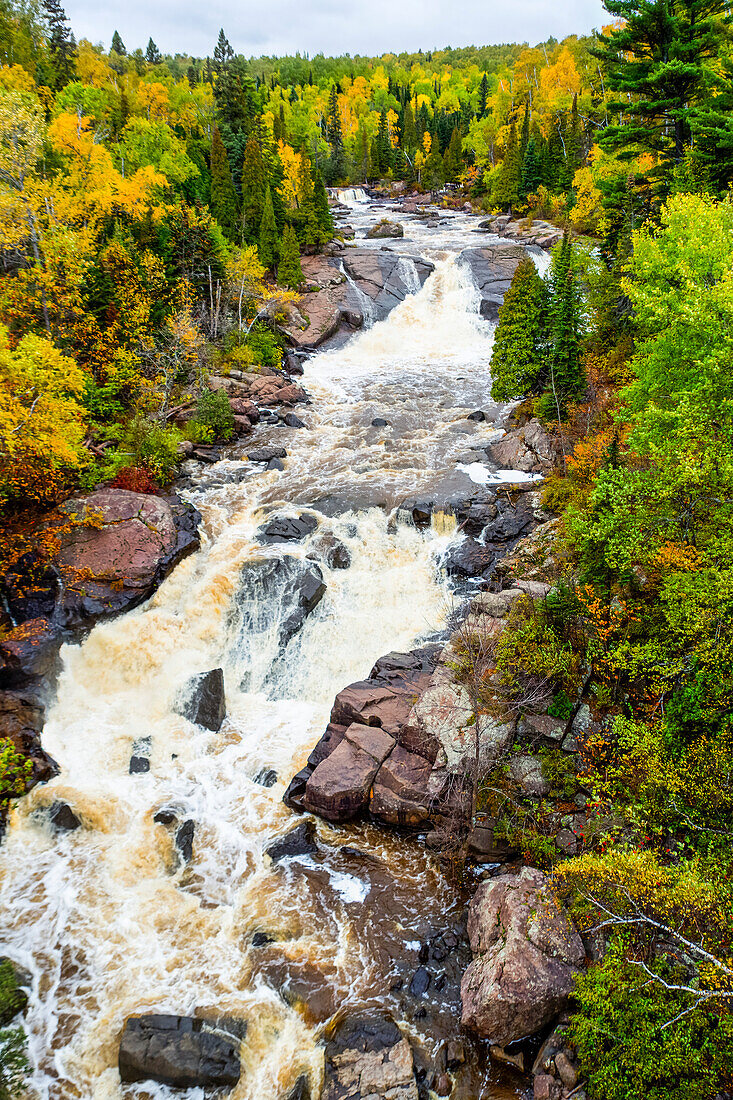 Beaver River, der in Kaskaden durch eine herbstlich gefärbte Landschaft fließt; Minnesota, Vereinigte Staaten von Amerika