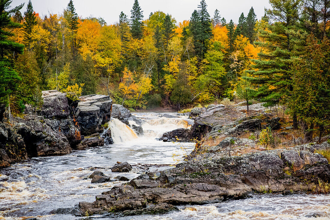 Kaskadenartige Wasserfälle, die durch die herbstliche Landschaft im Jay Cooke State Park stürzen; Minnesota, Vereinigte Staaten von Amerika