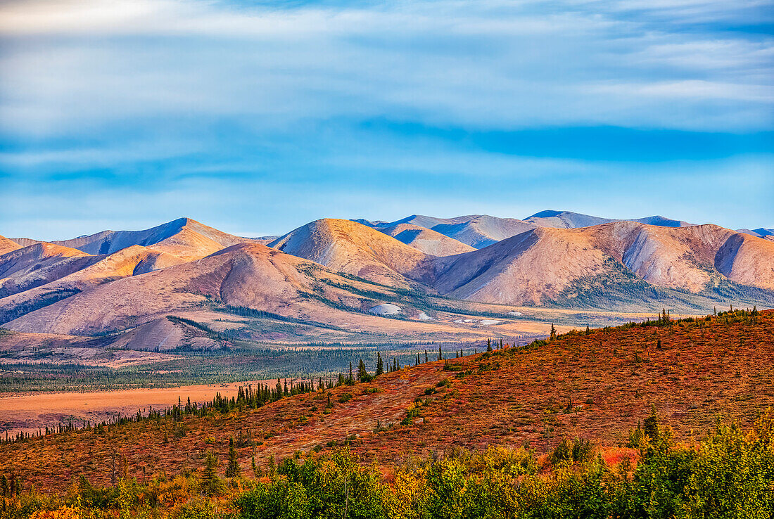 Kräftige Herbstfarben erhellen die Landschaft entlang des Dempster Highway; Yukon, Kanada