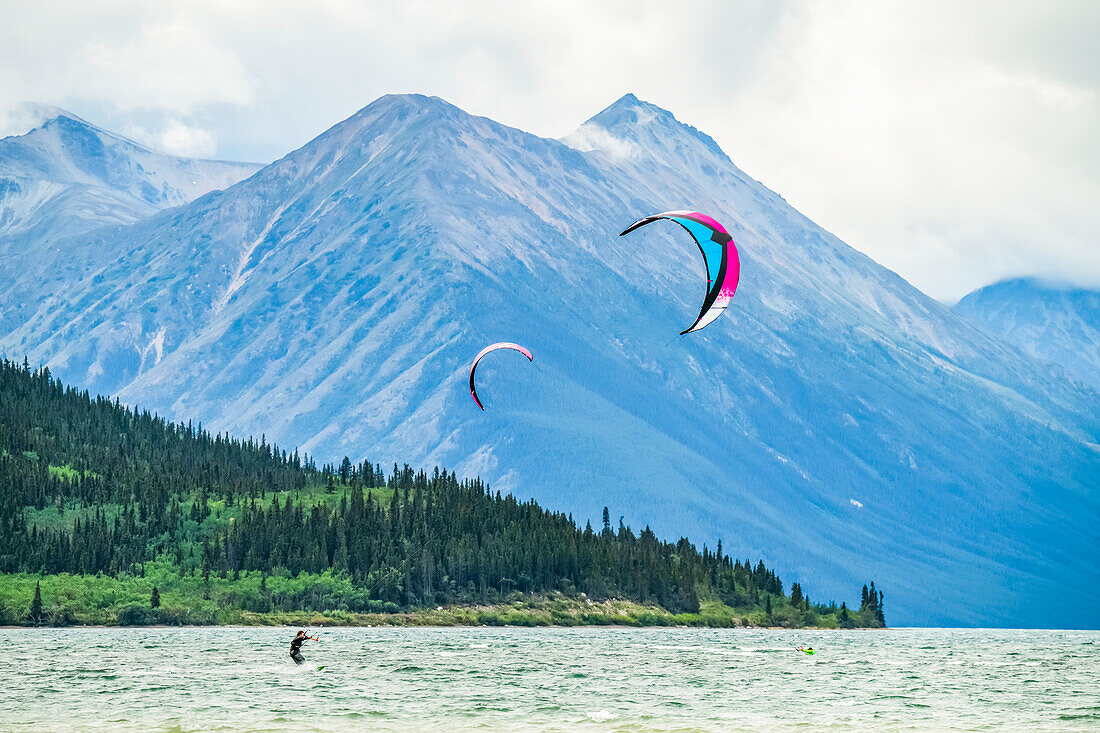 Menschen beim Kite-Surfen auf dem Bennett Lake; Carcross, Yukon, Kanada