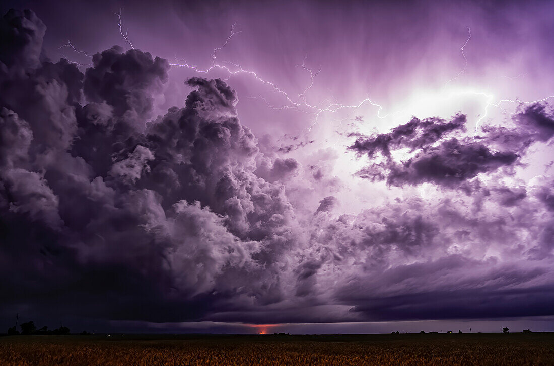 Superzellen-Gewitterwolken zeigen die Kraft von Mutter Natur. Massive Wolken bauen sich auf und entfesseln mächtige Stürme, die ein wunderschönes und ehrfurchtgebietendes Spektakel bieten; Colorado, Vereinigte Staaten von Amerika