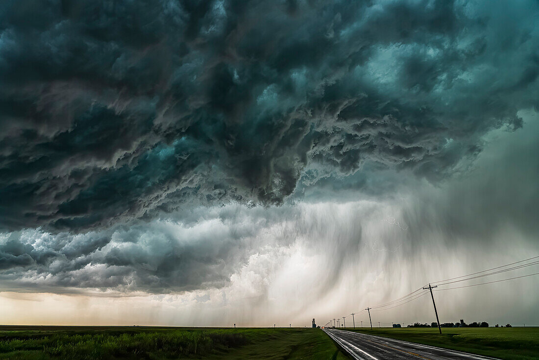 Erstaunliche Wolken über der Landschaft des mittleren Westens der USA, als sich Superzellengewitter entwickeln; Nebraska, Vereinigte Staaten von Amerika