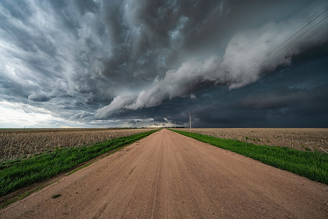 Erstaunliche Wolken über der Landschaft des mittleren Westens der USA, als sich Superzellengewitter entwickeln; Nebraska, Vereinigte Staaten von Amerika