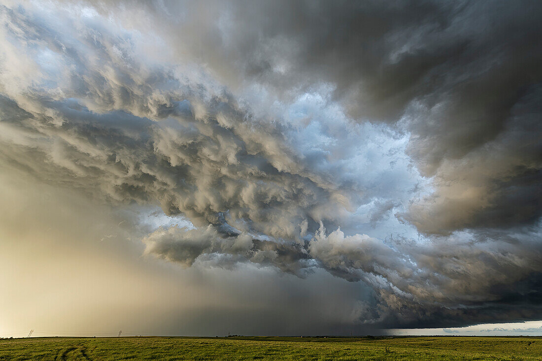 Erstaunliche Wolken über der Landschaft des mittleren Westens der USA, als sich Superzellengewitter entwickeln; Nebraska, Vereinigte Staaten von Amerika