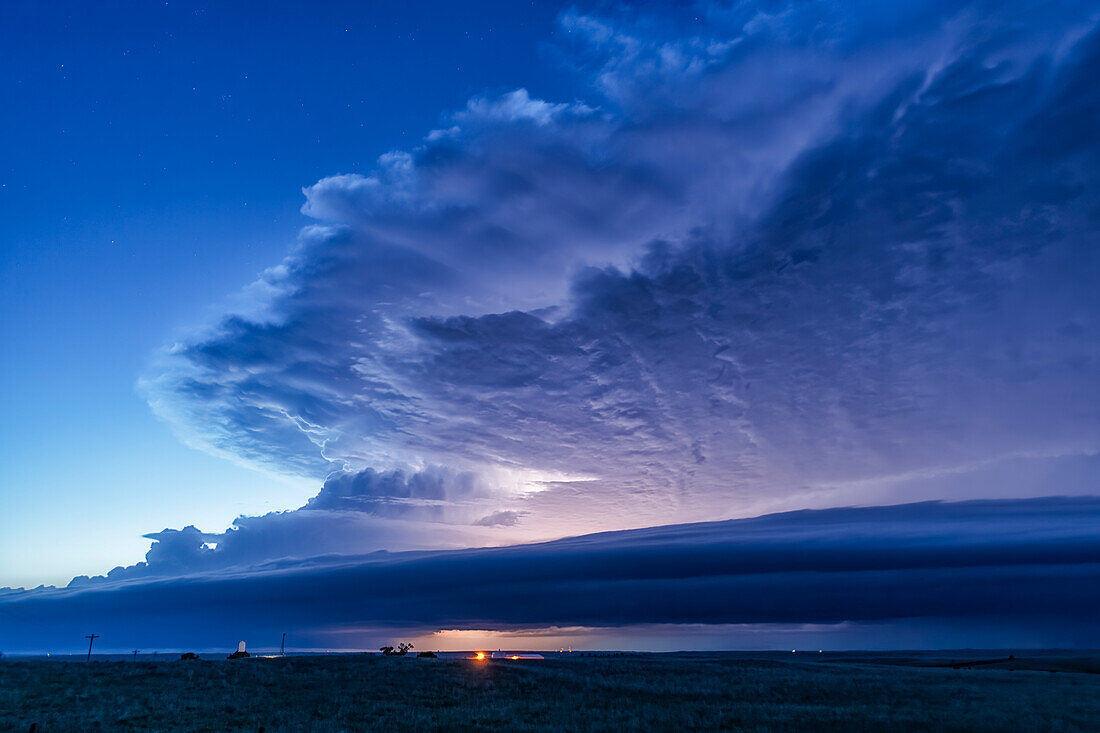 Erstaunliche Wolken über der Landschaft des mittleren Westens der USA, als sich Superzellengewitter entwickeln; Nebraska, Vereinigte Staaten von Amerika