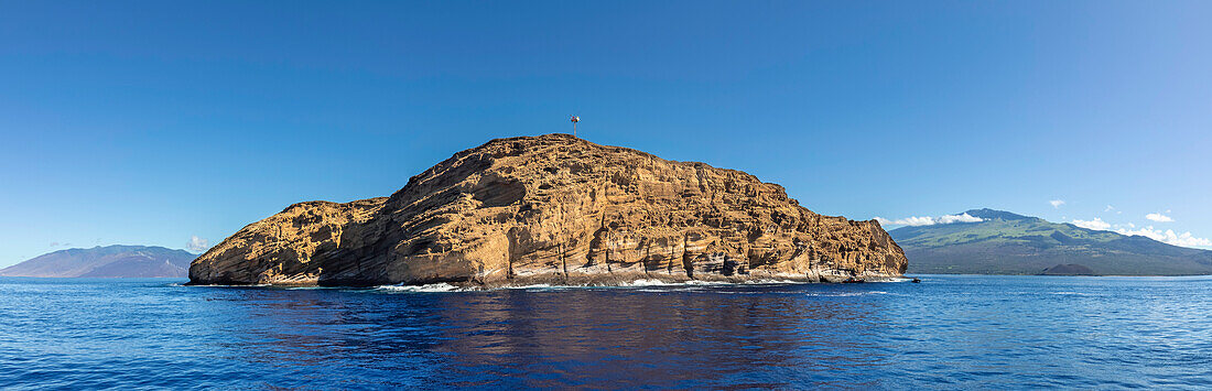 Fünf Bilddateien wurden kombiniert, um dieses Panorama der Rückwand des Molokini-Kraters zu erstellen, der halbmondförmigen Insel vor der Insel Maui, Hawaii. Die West Maui Mountains sind links und der Haleakala rechts zu sehen; Maui, Hawaii, Vereinigte Staaten von Amerika