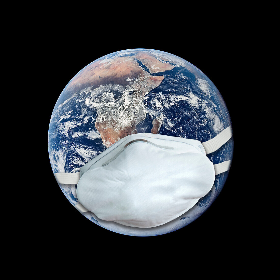 Planet Erde mit einer medizinischen Maske auf schwarzem Hintergrund während der weltweiten Pandemie des Coronavirus (Covid-19)