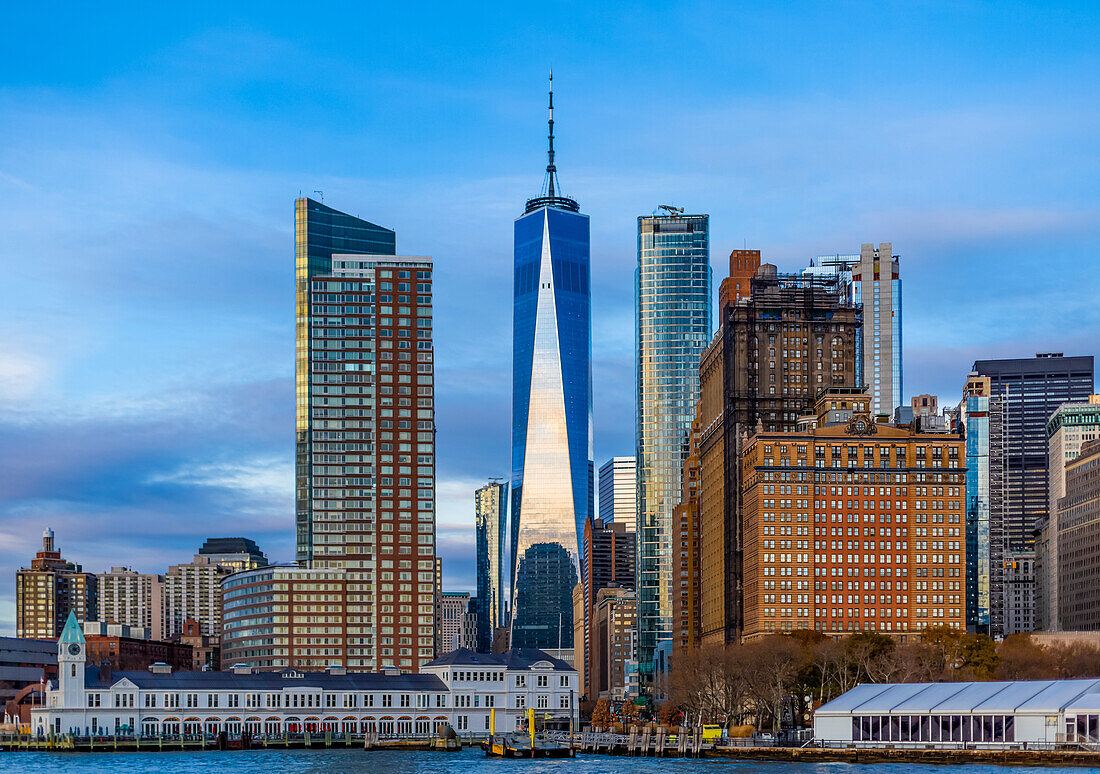 Manhattan, Innenstadt von New York City, mit Blick auf das One World Trade Center; New York City, New York, Vereinigte Staaten von Amerika