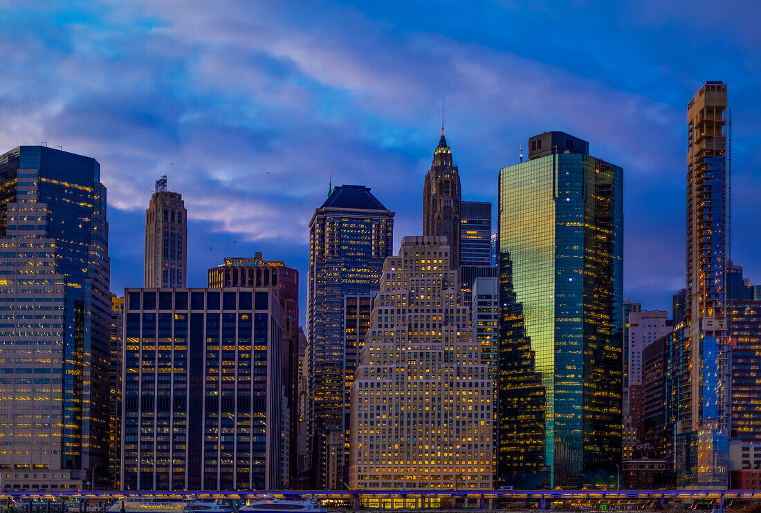 Manhattan, Stadtzentrum von New York City in der Abenddämmerung; New York City, New York, Vereinigte Staaten von Amerika