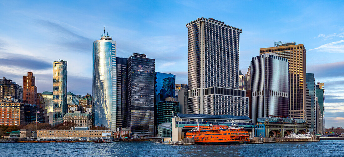 Downtown New York City und die Staten Island Ferry im Whitehall Terminal; New York City, New York, Vereinigte Staaten von Amerika