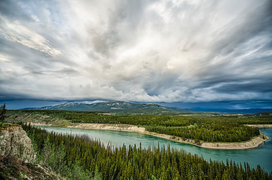 Der Yukon River fließt durch Whitehorse, während ein Sturm über ihn hinwegzieht; Whitehorse, Yukon, Kanada