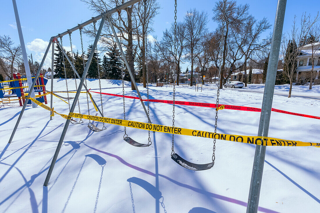 Ein Spielplatz, der während der COVID-19-Weltpandemie mit Absperrband abgesperrt wurde; Edmonton, Alberta, Kanada