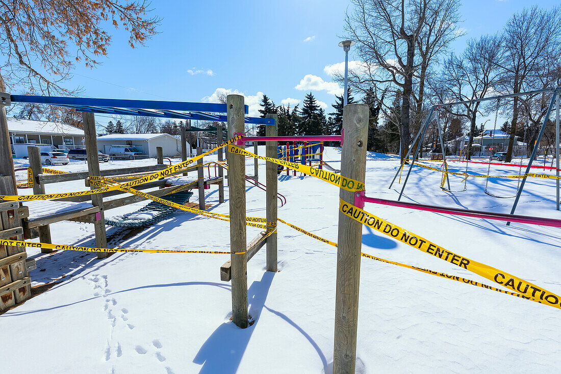 Ein Spielplatz, der während der COVID-19-Weltpandemie mit Absperrband abgesperrt wurde; Edmonton, Alberta, Kanada