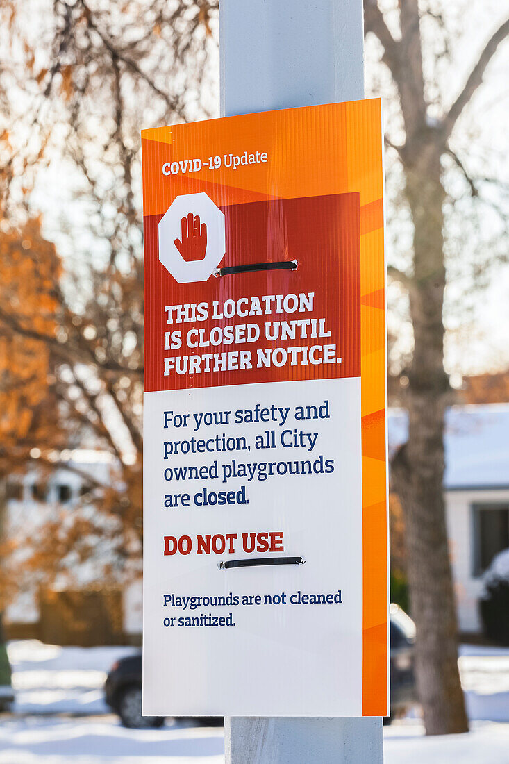 Städtisches Schild zur Sperrung eines Spielplatzes während der Weltpandemie Covid-19; Edmonton, Alberta, Kanada