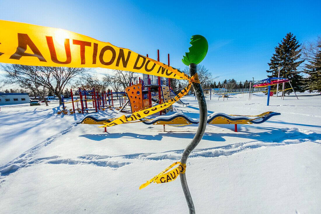 Ein Spielplatz, der während der COVID-19-Weltpandemie mit Absperrband abgesperrt wurde; Edmonton, Alberta, Kanada