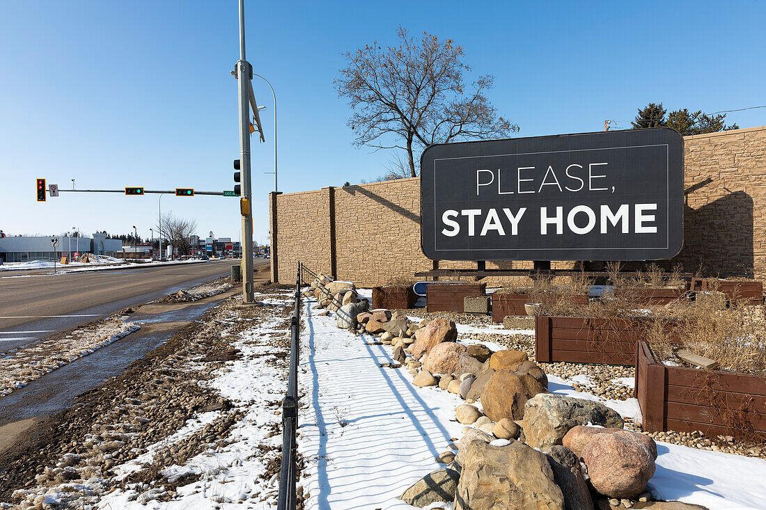 Schild am Straßenrand mit der Aufschrift "Bitte zu Hause bleiben" während der Isolierung der Covid-19-Weltpandemie; St. Albert, Alberta, Kanada