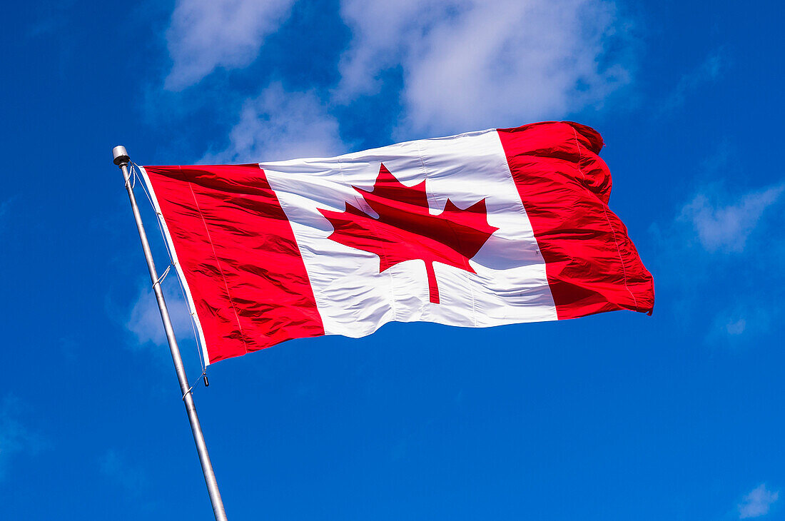 Kanadische Flagge weht vor blauem Himmel, Halifax, Neuschottland, Kanada