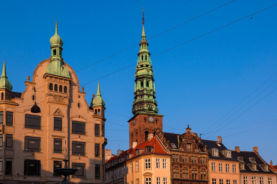 Gebäude und blauer Himmel, Amagertorv, Stroget, Kopenhagen, Dänemark