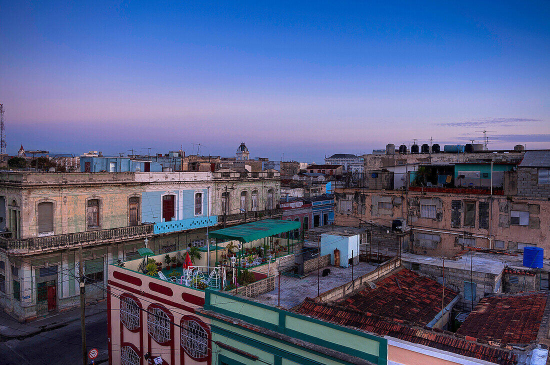 Überblick über die Dächer von Gebäuden in der Abenddämmerung, Cienfuegos, Kuba, Westindien, Karibik